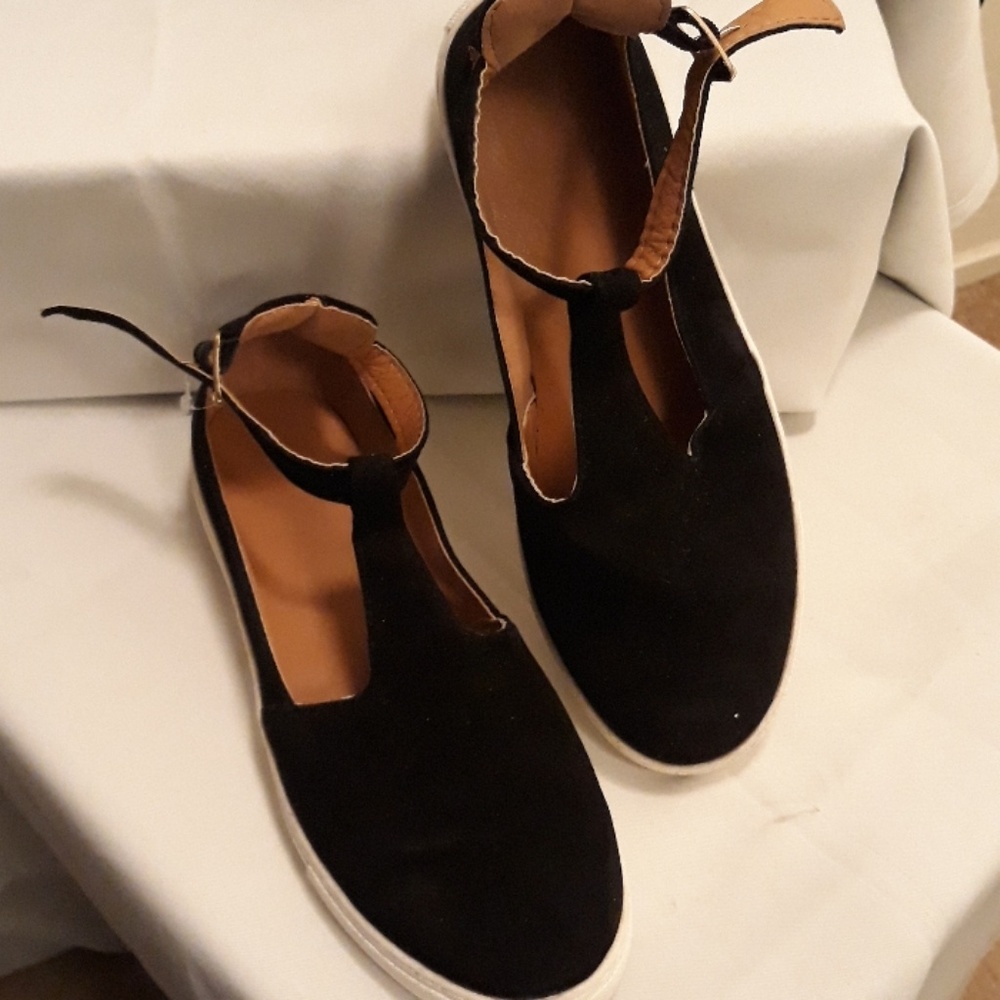 New wot t strap flats